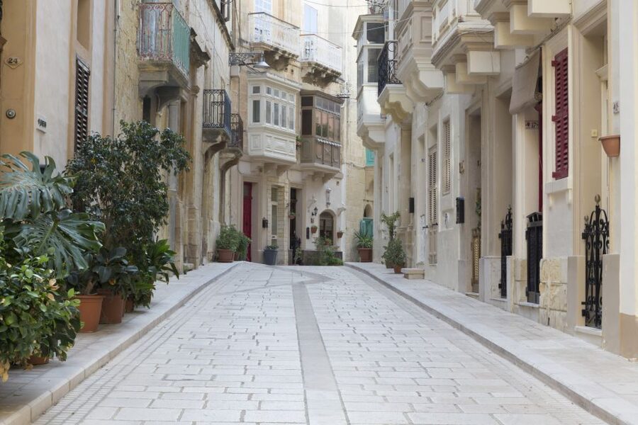 3 Cities - Guided tour of Birgu in English - French - German - The walk toward Birgu’s Three Gates and massive walls