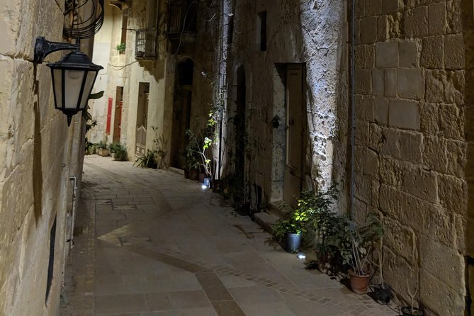 Birgu (Vittoriosa) Ghost and Crime Tour - Meeting at Café Riche: Getting Oriented Before the Haunting