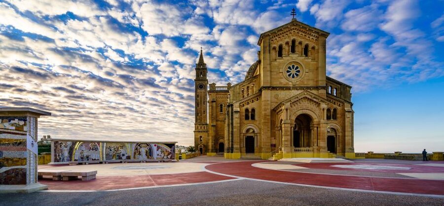 From Sliema: Gozo, Comino & The Blue Lagoon Boat & Bus Tour - Blue Lagoon in real life, expect crowds and use your time smart