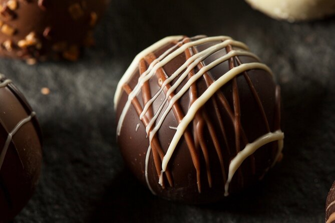 Gin and Chocolate Pairing Workshop in Malta - A 3:00 pm tasting that mixes Island8 gin and truffles