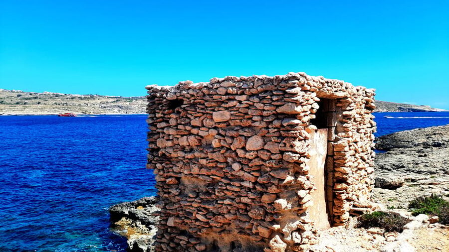 Gozo Unveiled: Guided Hiking in Comino Island - The coastal walk to Għemieri Window, then sea caves you can feel