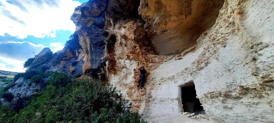 Gozo Unveiled: Guided Hiking in Gozo - South East - Mġarr ix-Xini: Valley Walls, Cave Views, and a Bay Break