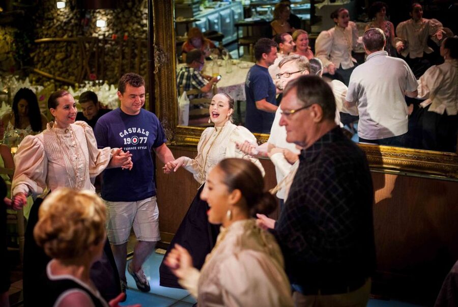 Malta: Folklore Dinner Show at a Traditional Restaurant - Drinks, live guitar, and the atmosphere during dinner