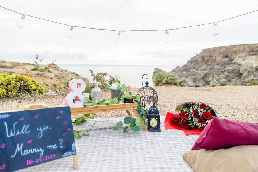Malta: Marrige Proposal with Scenic Views and Picnic - The picnic after the yes, charcuterie, sparkling wine, blankets, and pillows
