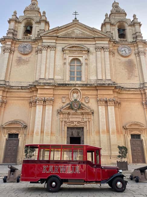 Malta: Private Chauffeur-Driven Vintage Bus - Valletta: a strong finish when you want an easy wrap-up