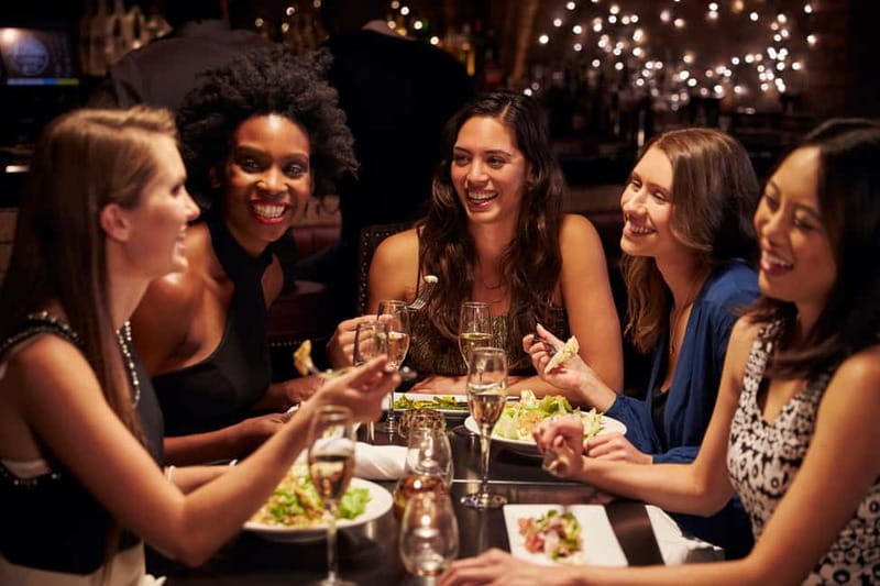 Malta: Ultimate Girls' Night Out - Stop 2: Local bar cocktails and the stylish lounge shift (1 hour)
