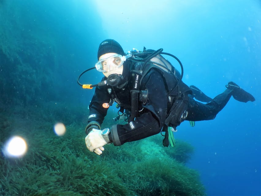 SSI Try Scuba Diving in the sea - SSI theory briefing before you hit the water