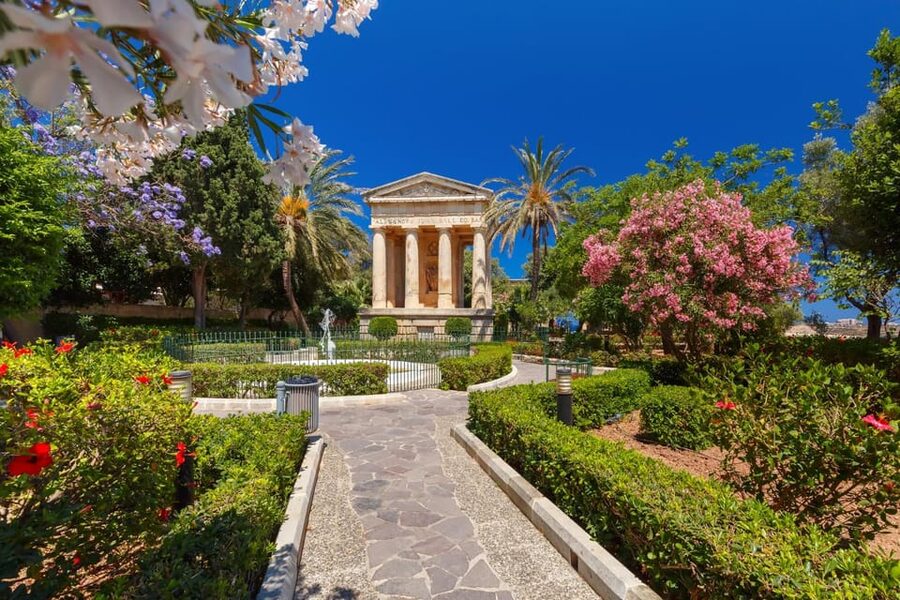 Valletta: Express Walk with a Local in 60 minutes - Local Tips for Bars, Cafes, and What to Eat That Same Day