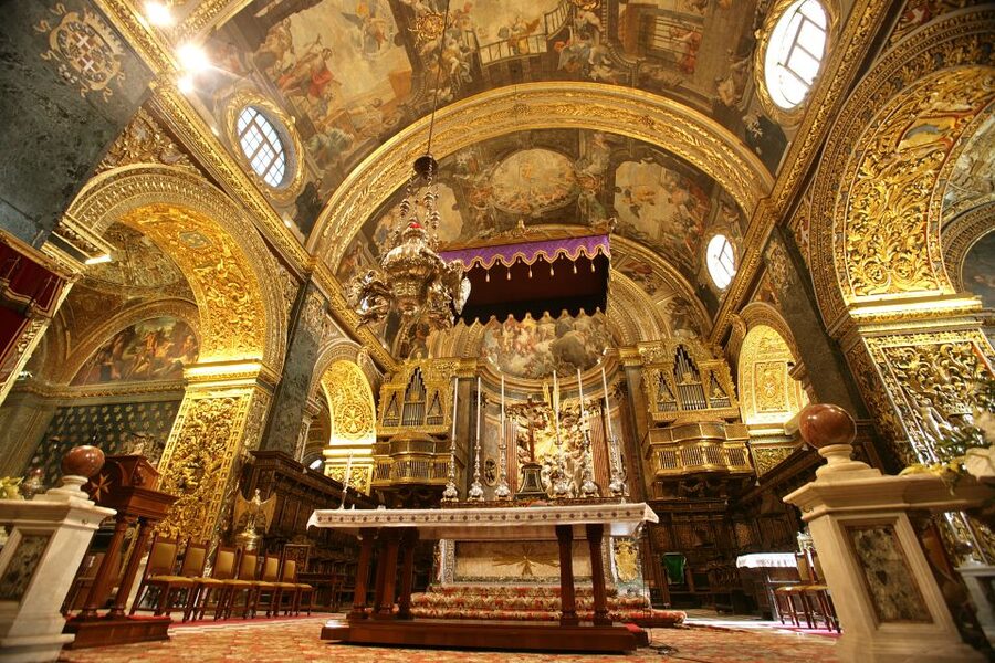 Valletta: Guided Walking Tour with St. John's Co-Cathedral - The fortress-city walk: Auberges, palaces, and churches with context