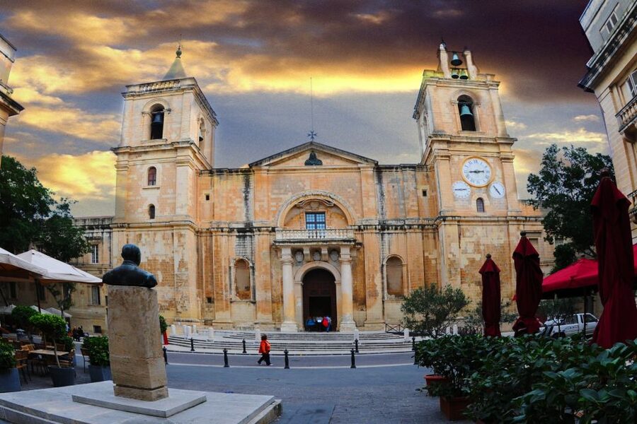 Valletta Half Day inc St. John's Cathedral, Malta Experience - Valletta’s street-level loop, where Knights-era walls meet later styles